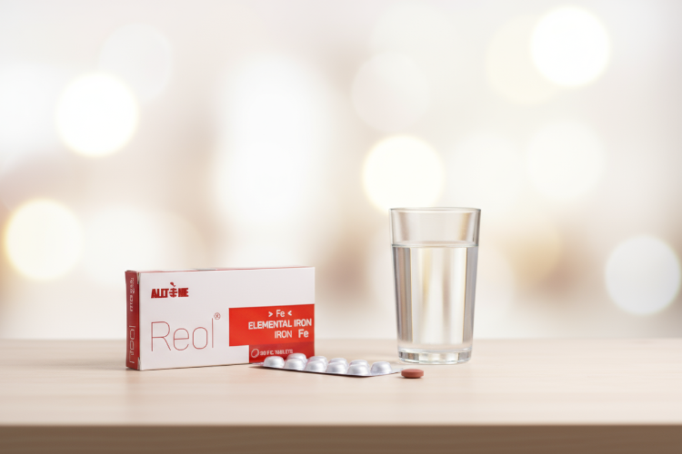 تصویر قرص رئول کنار لیوان آب روی میز چوبی